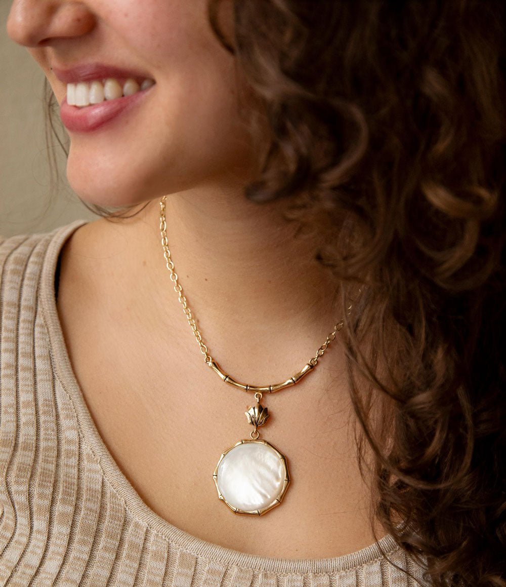 Mother of Pearl Pendant Necklace